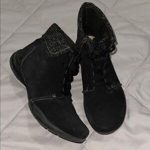 Clarks Black Knit‑Cuff Lace‑Up Ankle Boots Size 7